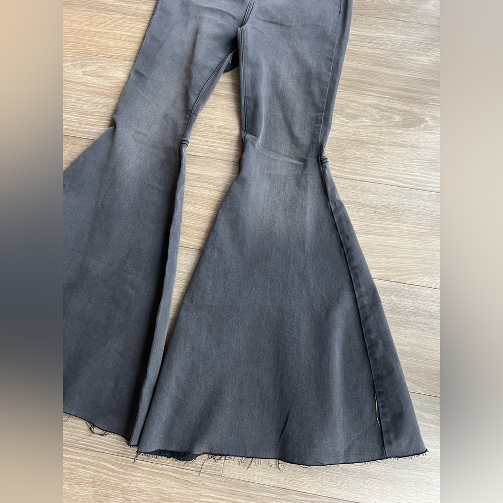 NWOT $78 FREE PEOPLE HIGH RISE DARK WASH JUST FLOAT ON FLARE JEANS Size 26 Black - Picture 2 of 5